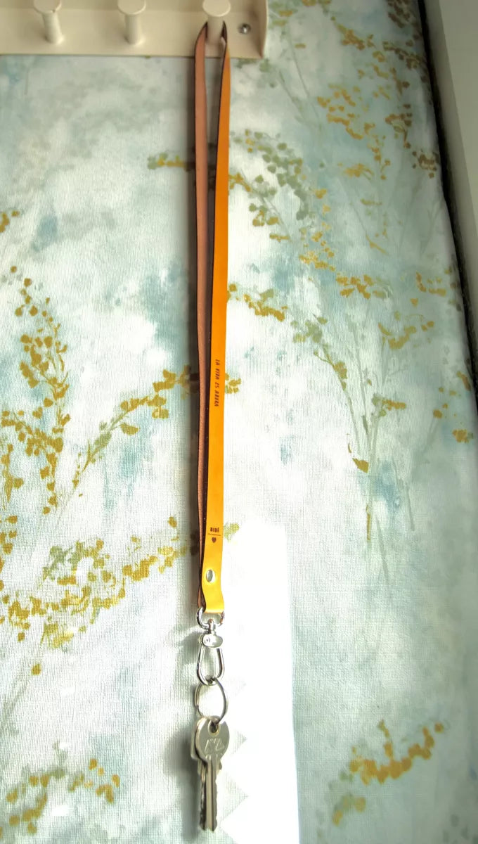 Llavero largo de piel